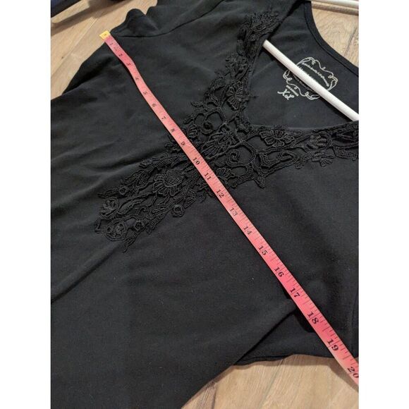 Sz XL V-Neck Tee w/ Lace Collar - Picture 5 of 7